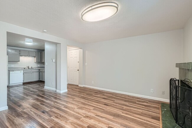 Building Photo - Newly Updated 2 Bedroom Condo- Move in Nov...