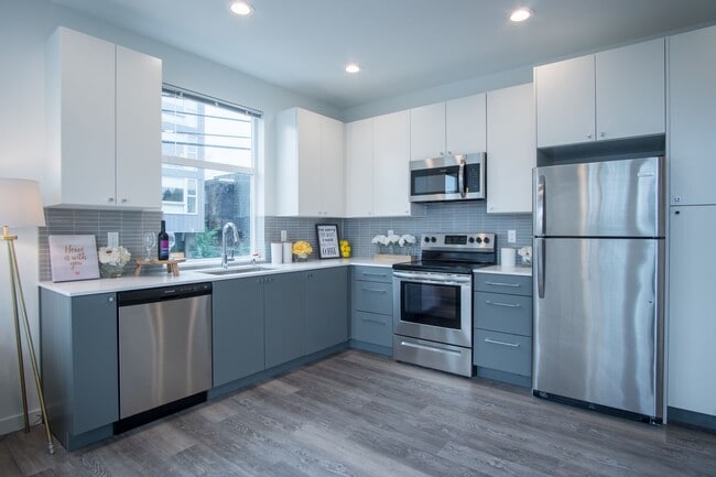 Building Photo - Modern 3BR/3BA Townhouse with Rooftop Views in Yesler Terrace