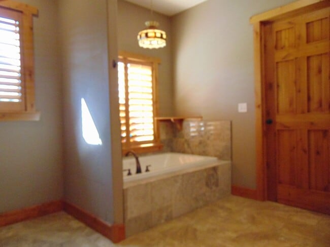 Building Photo - Majestic 3 Bed Mid MO Ranch!