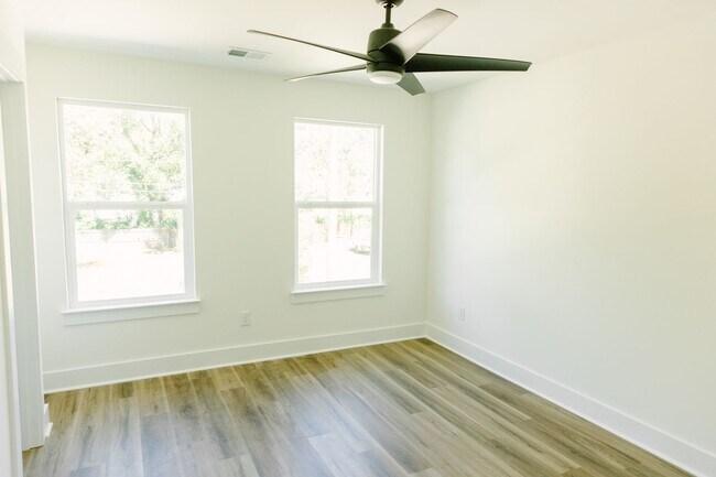 Building Photo - 3BD/2.5BA TOWNHOUSE-Walking Distance to Avondale, Greenway and Short Drive to Downtown Charleston...