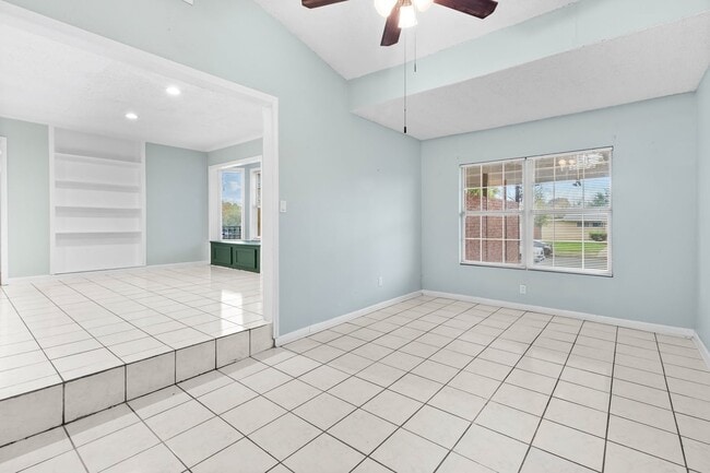 Building Photo - 527 Lively Dr