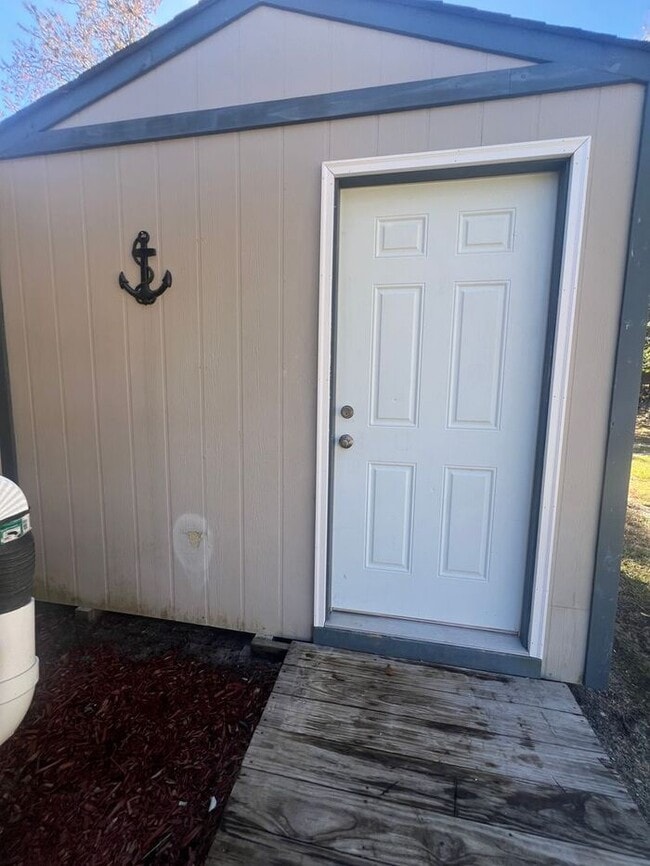 Building Photo - Single Wide Home 5 minutes to Wrightsville Beach and UNCW 2 bedroom with deck