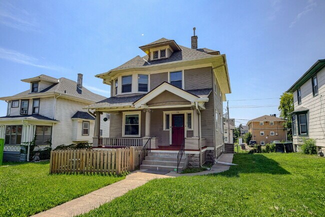 Building Photo - Blackstone Duplex