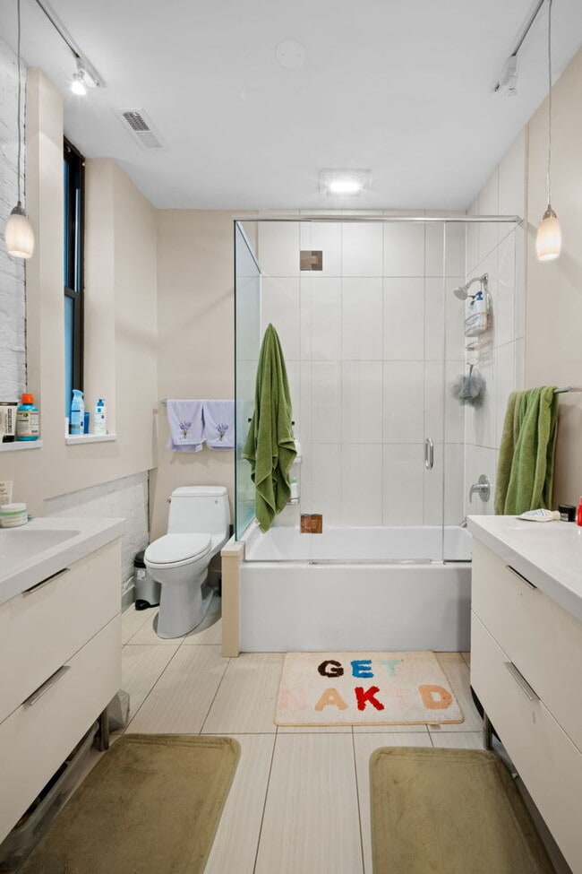 Building Photo - 624 N May St