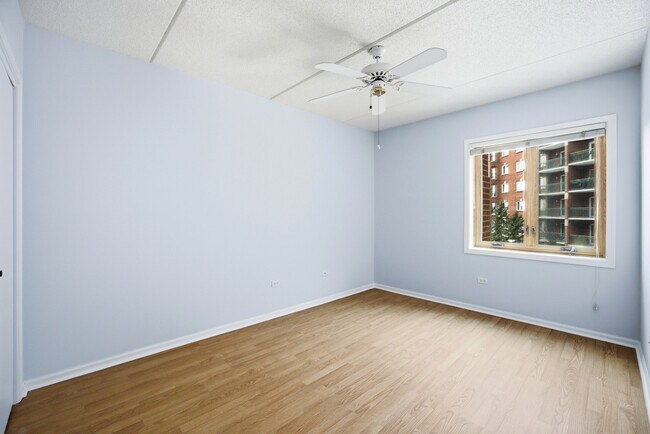 Building Photo - 650 S River Rd