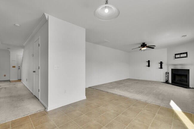 Building Photo - 3 Bedroom 2.5 bath home with 2 car garage located in Shadow Moss