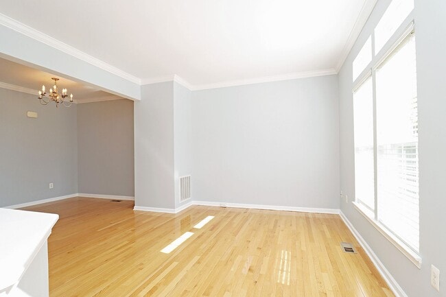 Building Photo - Spacious Pantops Townhome – Convenient, Pet-Friendly Living