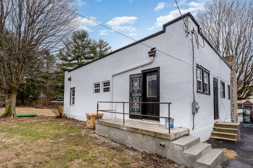 Building Photo - 236 E Church St