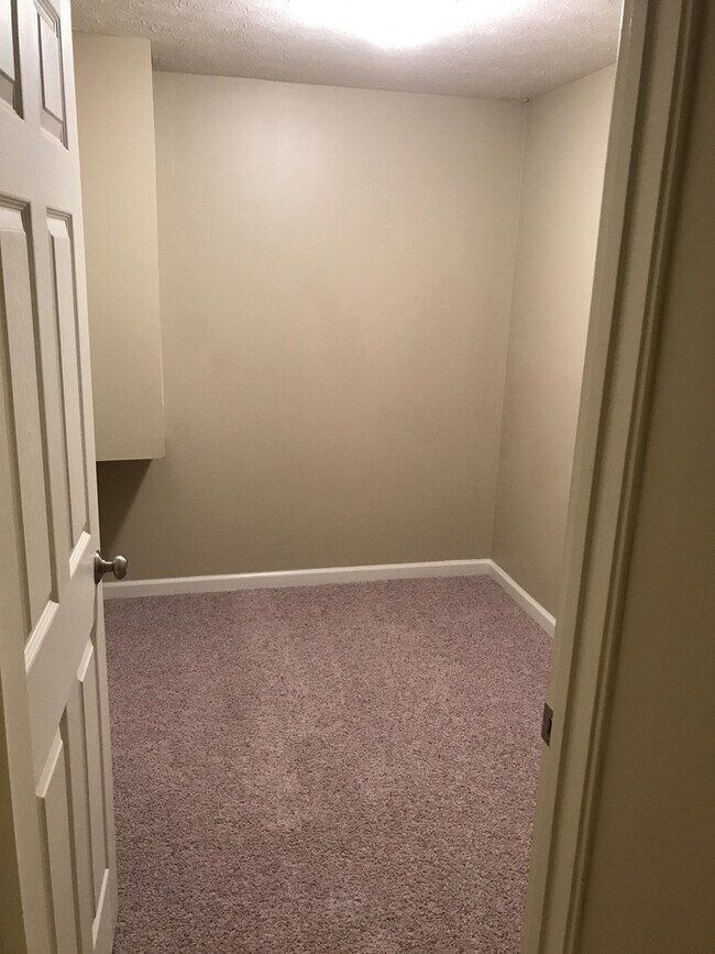 Building Photo - 2 Bedroom Townhouse Available July 2026;  ...