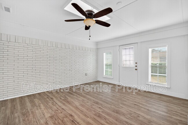 Building Photo - 112 S Wood Ave