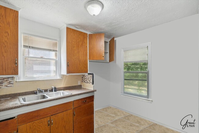 Building Photo - $1,300/month - 3 Bed 1 Bath