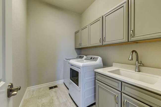 Building Photo - Breathtaking 4 Bedroom 3 Bedroom Ranch Style Home with Finished Basement!!