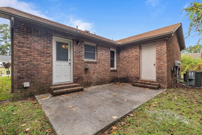 Building Photo - Newly renovated 2 bedroom 1 bathroom duplex