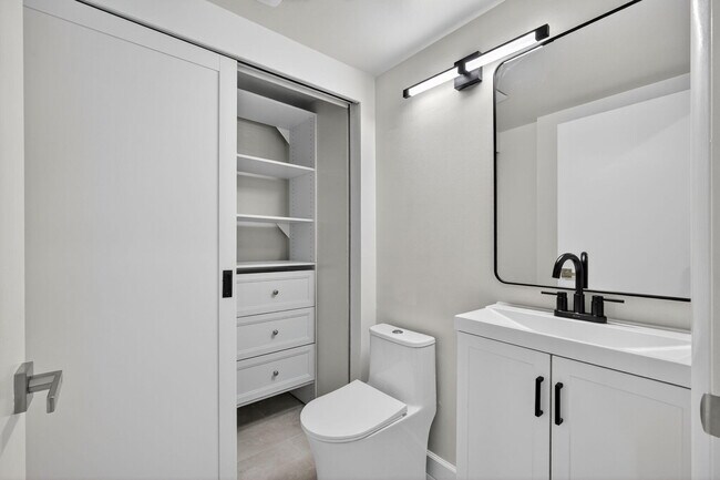 Building Photo - 4204 Roxbury Ct