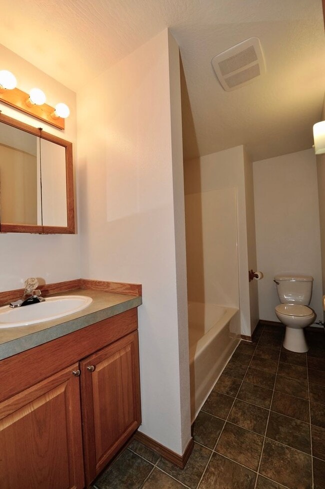Building Photo - Basement 2 bed 1 bath unit