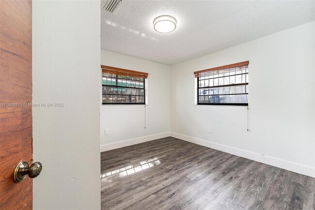 Building Photo - 1048 NW 32nd Pl