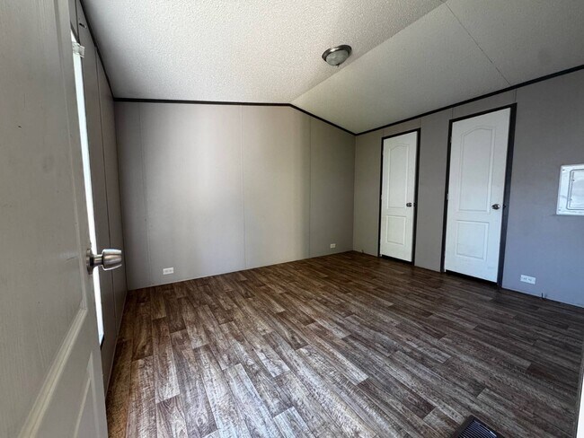 Building Photo - 7650 US-90