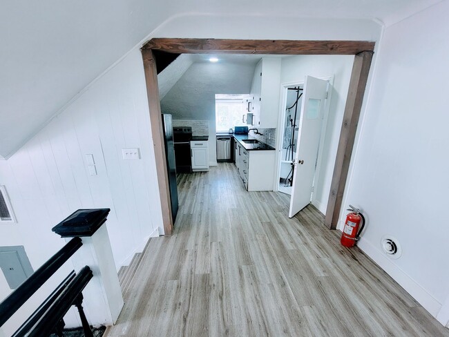 Building Photo - 324 L St E