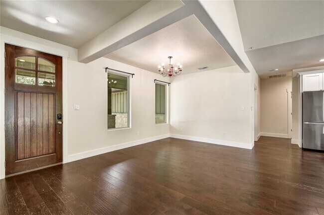 Building Photo - 735 Monarch