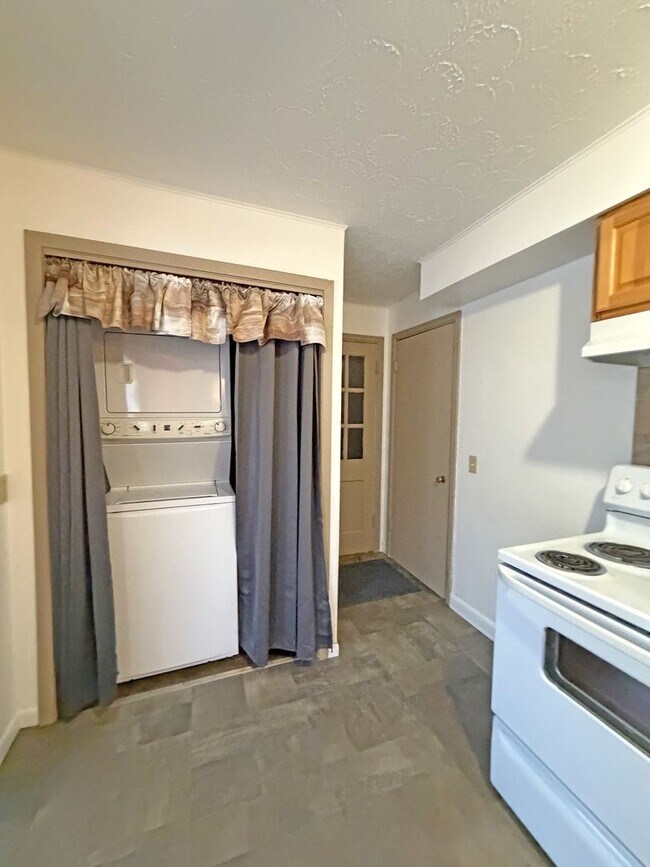 Building Photo - Gorgeous Well Kept Home Near Mercy & Bass Pro!