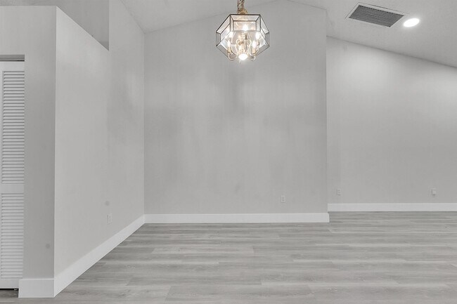 Building Photo - 13048 Meadowbreeze Dr