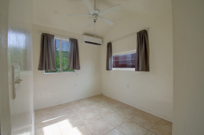 Building Photo - 2 Bed 1 Bath Home with Private Fenced Backyard!
