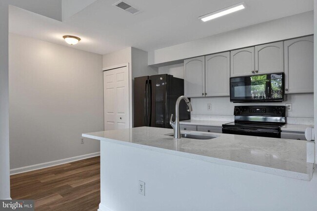 Building Photo - 8610 Beekman Pl