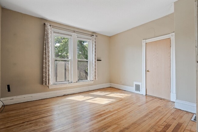 Building Photo - MUST SEE! Spacious 5BD/2BA Home near the U...