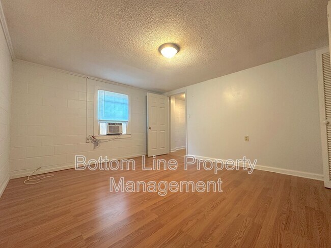 Building Photo - 301 Vivian St
