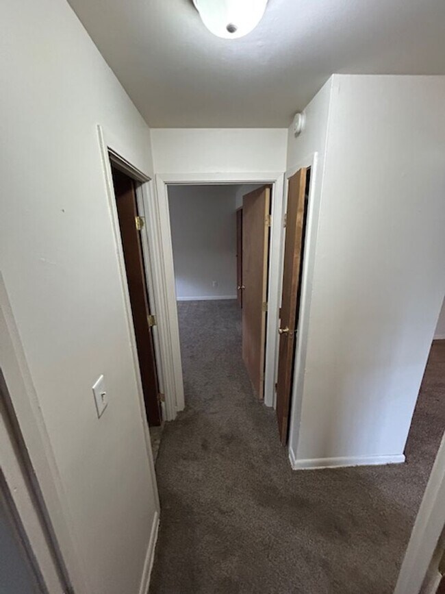 Building Photo - Convenient & Newly Updated 2-Bedroom Apart...