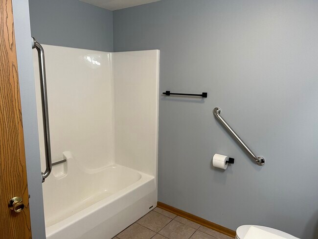 Building Photo - 450 Skare Rd