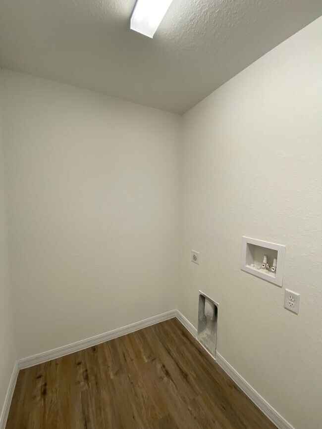 Building Photo - Custom Home - Desirable SW Ocala neighborhood 3/2/2 ** Wont Last**