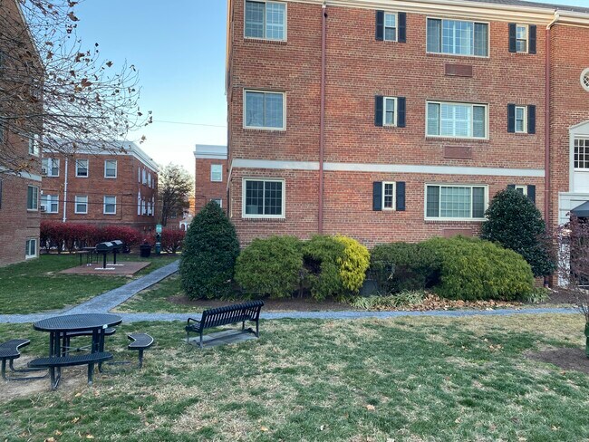 Building Photo - 820 B S Washington St