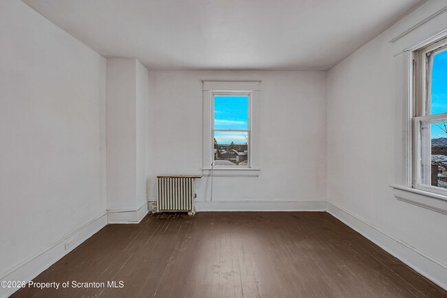 Building Photo - 208 E Warren St