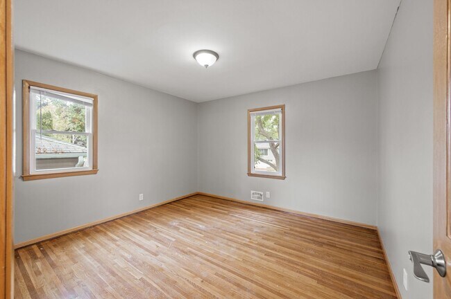 Building Photo - 1711 Rose Pl W