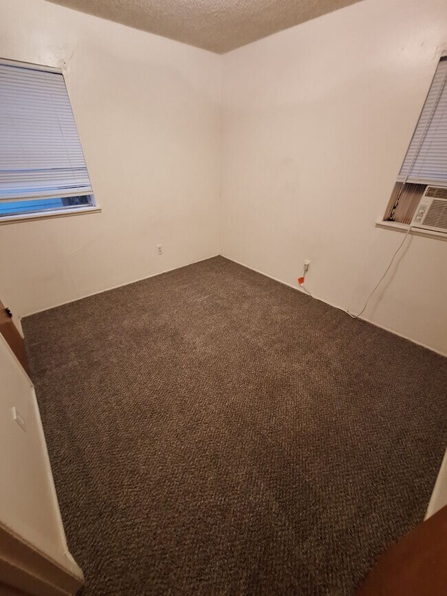 Building Photo - Cute 3 bedroom