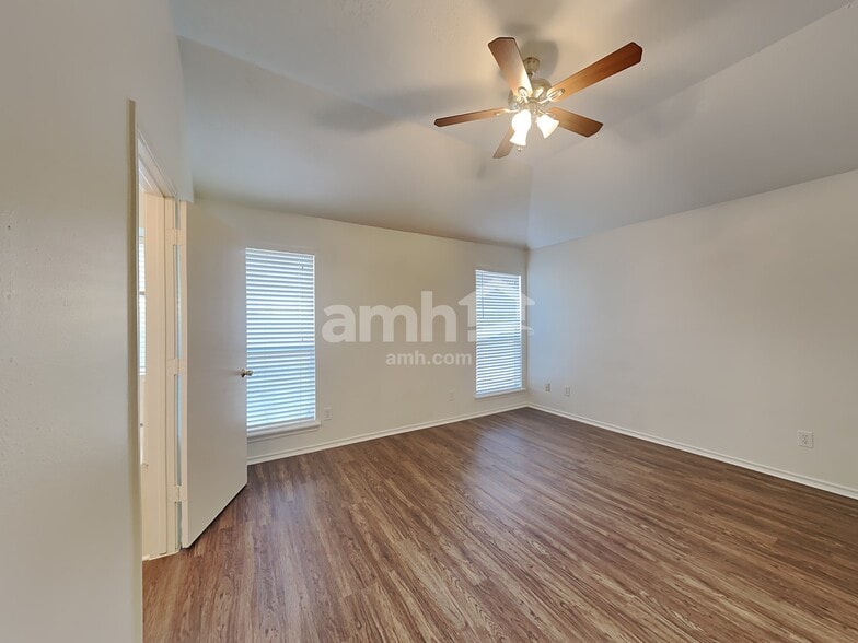 Building Photo - 1103 Lochmoor Ln