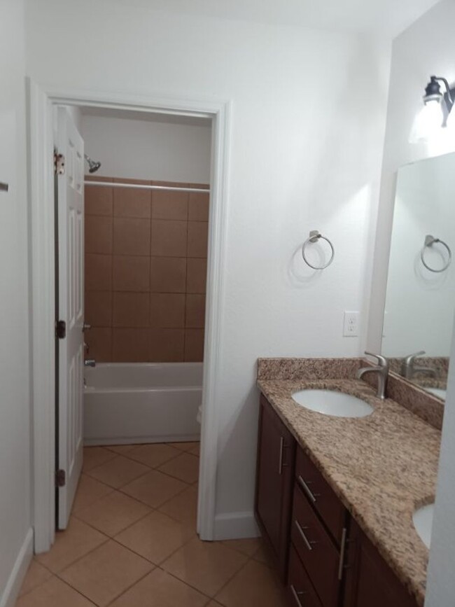 Building Photo - Spacious 4-Bedroom 2 Bathroom Apartment fo...