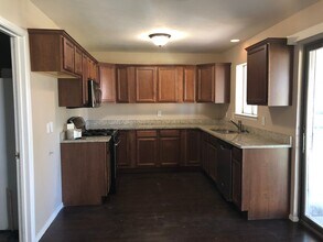 Building Photo - 3 Bedroom / 2 Bath / 2 Car Garage in Quiet...