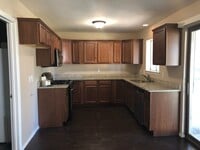Building Photo - 3 Bedroom / 2 Bath / 2 Car Garage in Quiet...