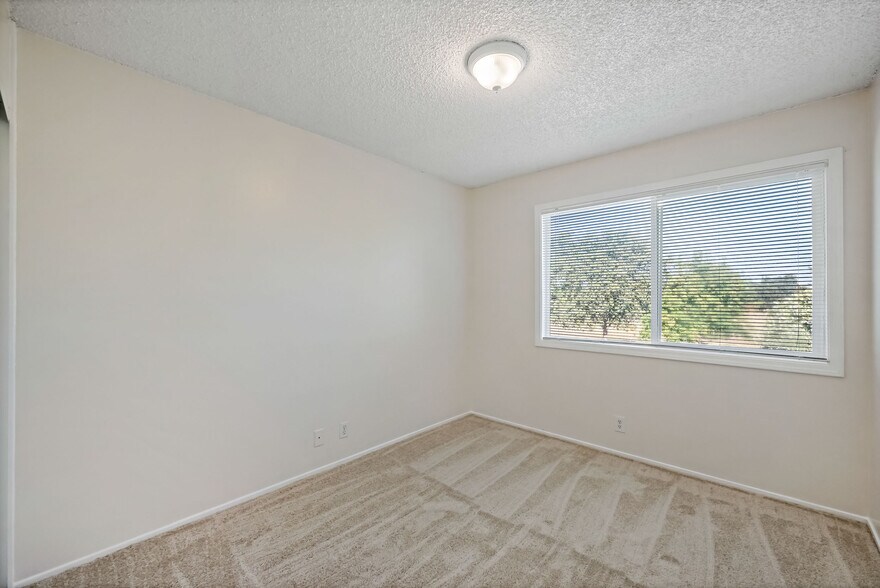 Building Photo - 490 N 5th St