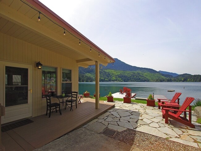 Building Photo - Lake Sutherland Home For Lease!