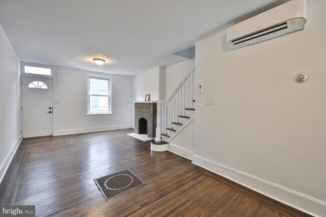 Building Photo - 1308 E Oxford St
