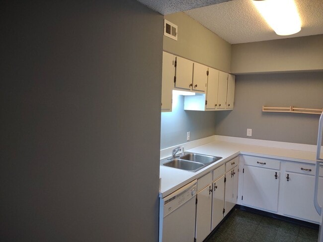 Building Photo - Marvellous Two Bedroom Condo With Perks!