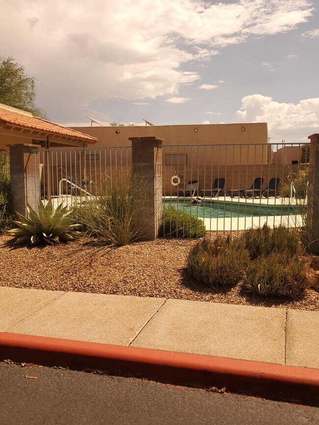 Building Photo - Central Tucson, close to everything, community pool