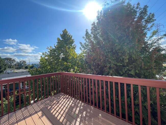 Building Photo - Spacious 5BR / 3BA Beacon Hill Home – 2,210 SF – $3900 – Pets OK