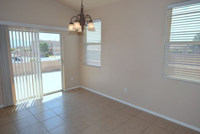 Building Photo - Great 3 Bedroom Home