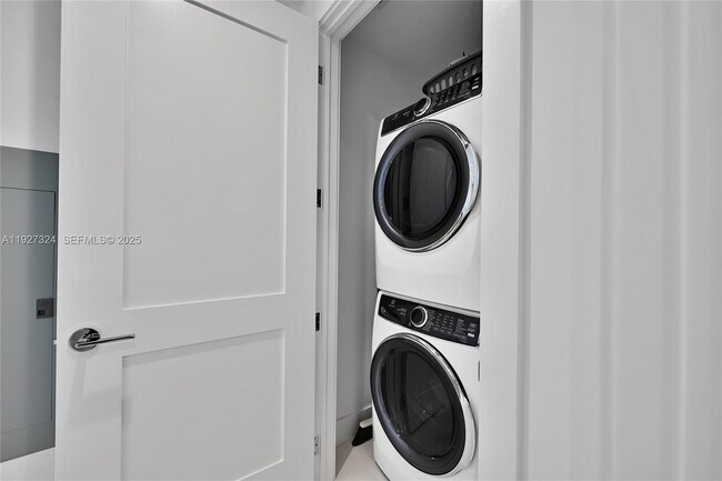 Building Photo - 153 N Seabreeze Blvd