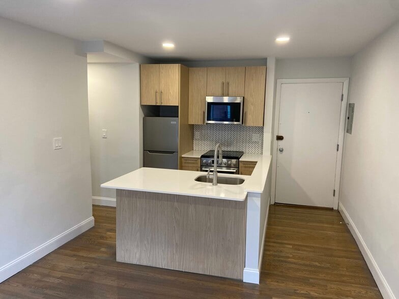 Primary Photo - 529 Beacon St