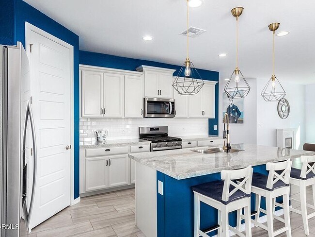 Kitchen w/quartz countertops - 14579 W Dahlia Dr